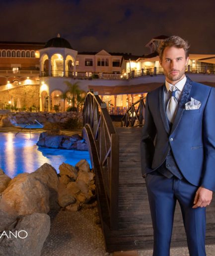 Chico luciendo un traje de ceremonia con un chaqué elegante y en tonos azules.