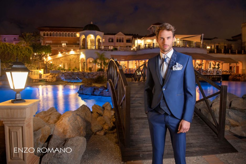 Chico luciendo un traje de ceremonia con un chaqué elegante y en tonos azules.