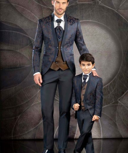 Un padre y su hijo luciendo el mismo traje de ceremonia.