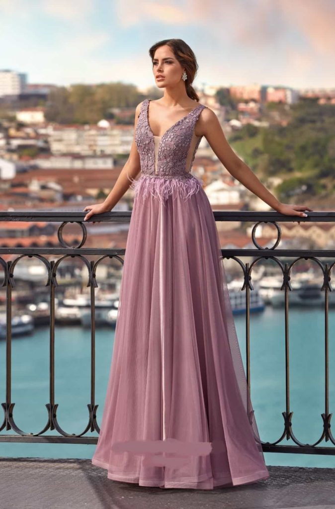 Mujer luciendo vestido de tul lila.
