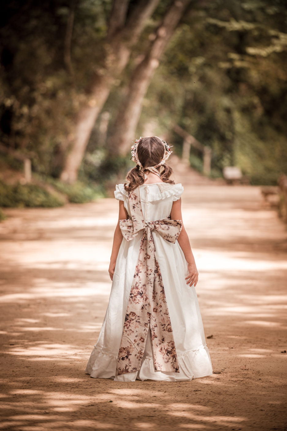 Vestido con lanzada en color tierra.