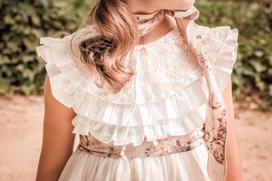 Detalles de un vestido de primera de comunión.