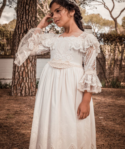 Niña se atusa la melena.