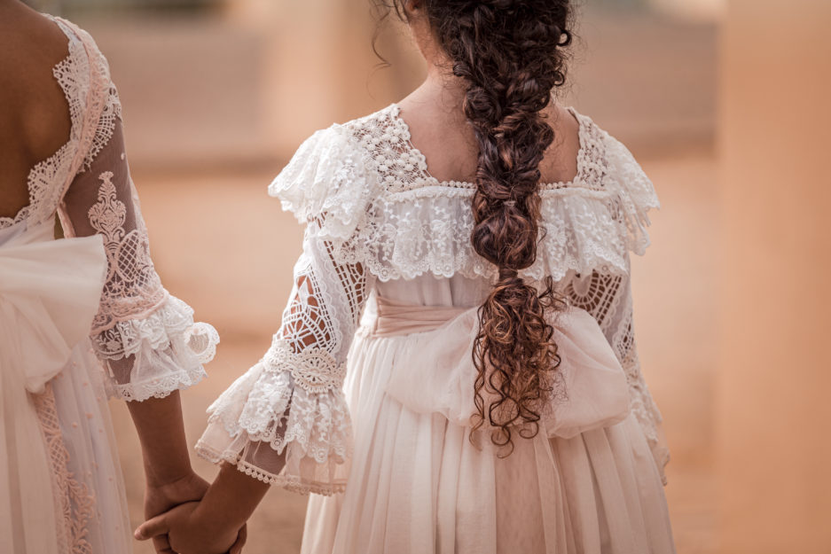 Detalles y complementos de un vestido por la parte de atrás.