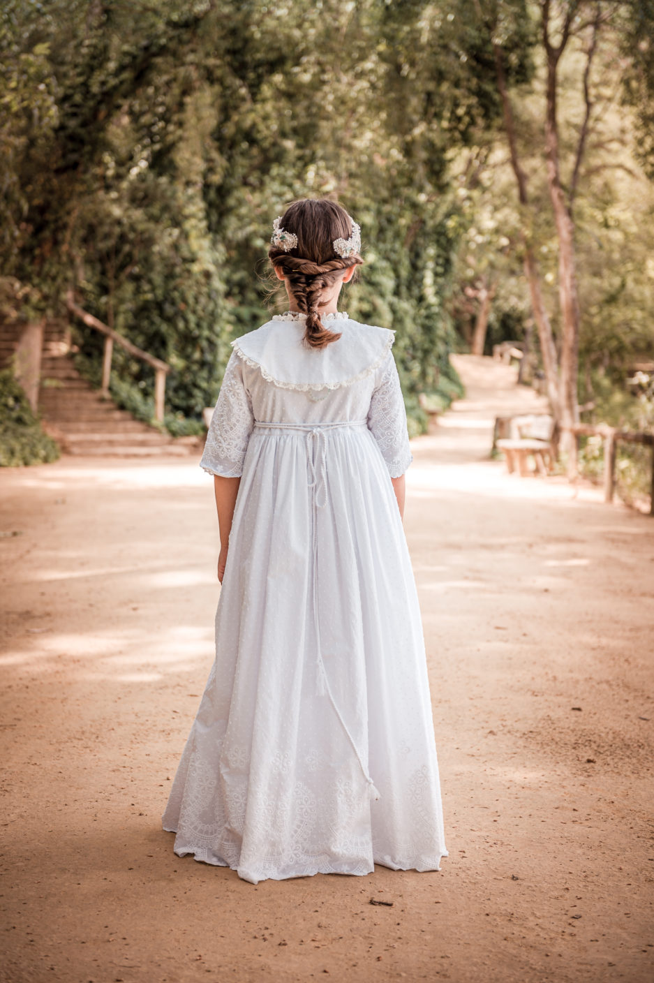 Parte de atrás del vestido con solapa.