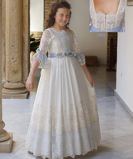 Una niña posa sonriente con su nuevo vestido.