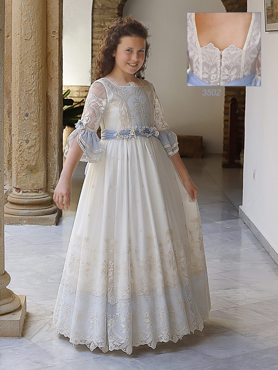 Una niña posa sonriente con su nuevo vestido.