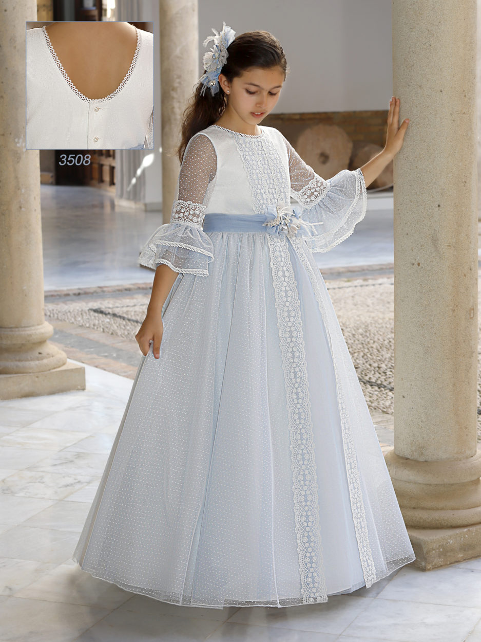 Niña luce un vestido con un fajín en color turquesa.