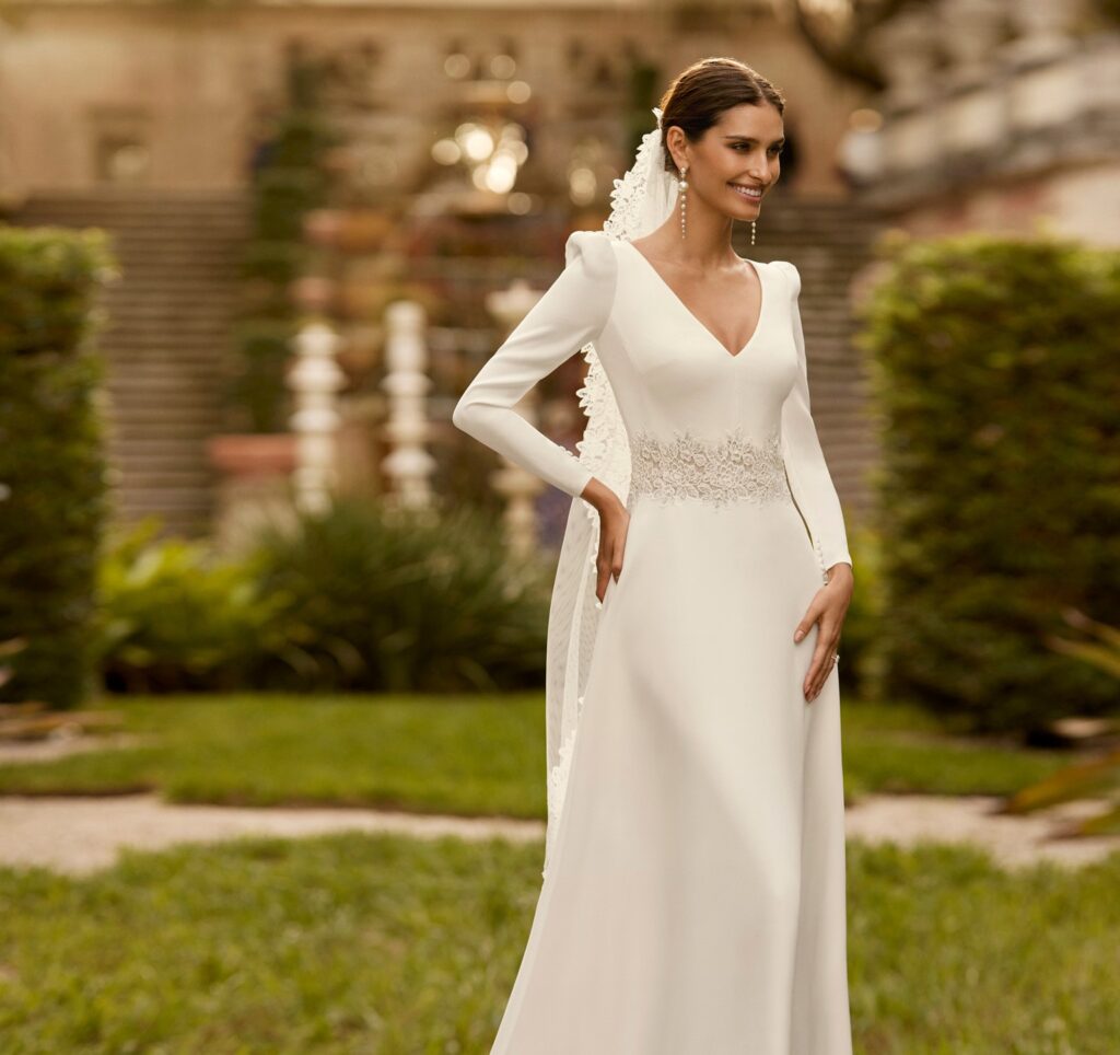 Chica luciendo traje de novia con hombreras poco pronunciadas.