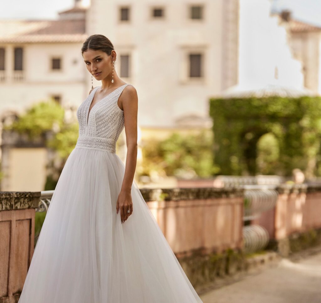 Chica luce vestido de novia con escote en pico cerrado.