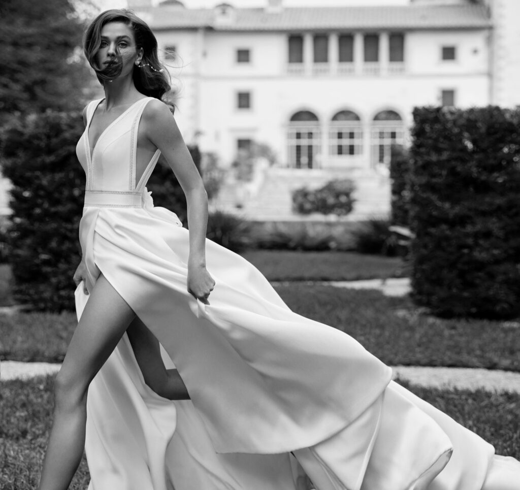 Chica luciendo un vestido de novia con una buena abertura delantera.