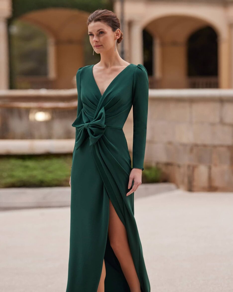 Chica luciendo vestido elegante verde oscuro.