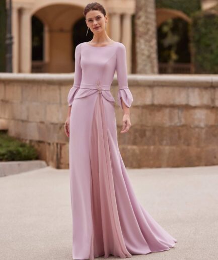 Chica luciendo vestido de fiesta con mangas y en tono lila.