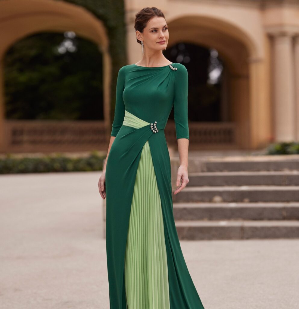 Mujer de mediana edad luciendo un vestido de fiesta verde de lo más elegante en un evento.