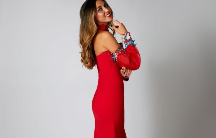 Mujer luciendo un vestido rojo de fiesta.