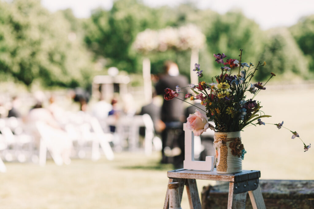 Ramo de flores encima de una mesa en plena ceremonia.