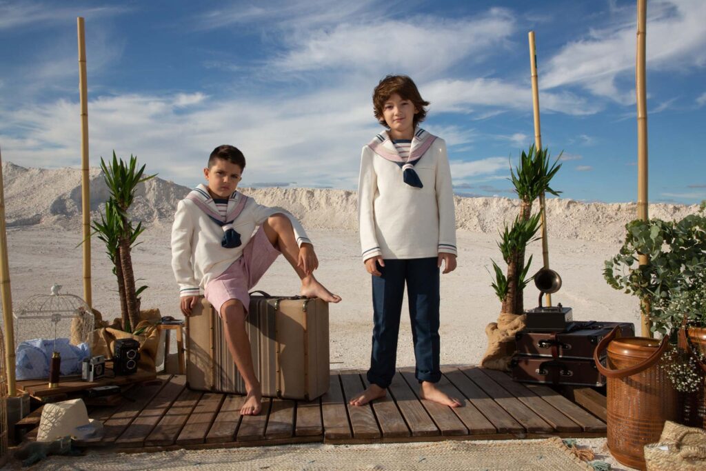 Niños vistiendo trajes de marinero para la primera comunión.